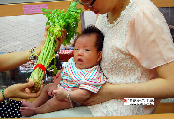 孫寶寶(新北永和區嬰兒寶寶滿月剃頭理髮、免費嬰兒剃胎毛儀式吉祥話)。中國風會場，爸媽寶貝免費穿「日中韓」古裝禮服。專業拍照、DVD光碟、證書。★購買「臍帶章、肚臍章、胎毛筆刷印章」贈送：剃頭、收涎、抓周，三選一。 2015.09.04 照片15